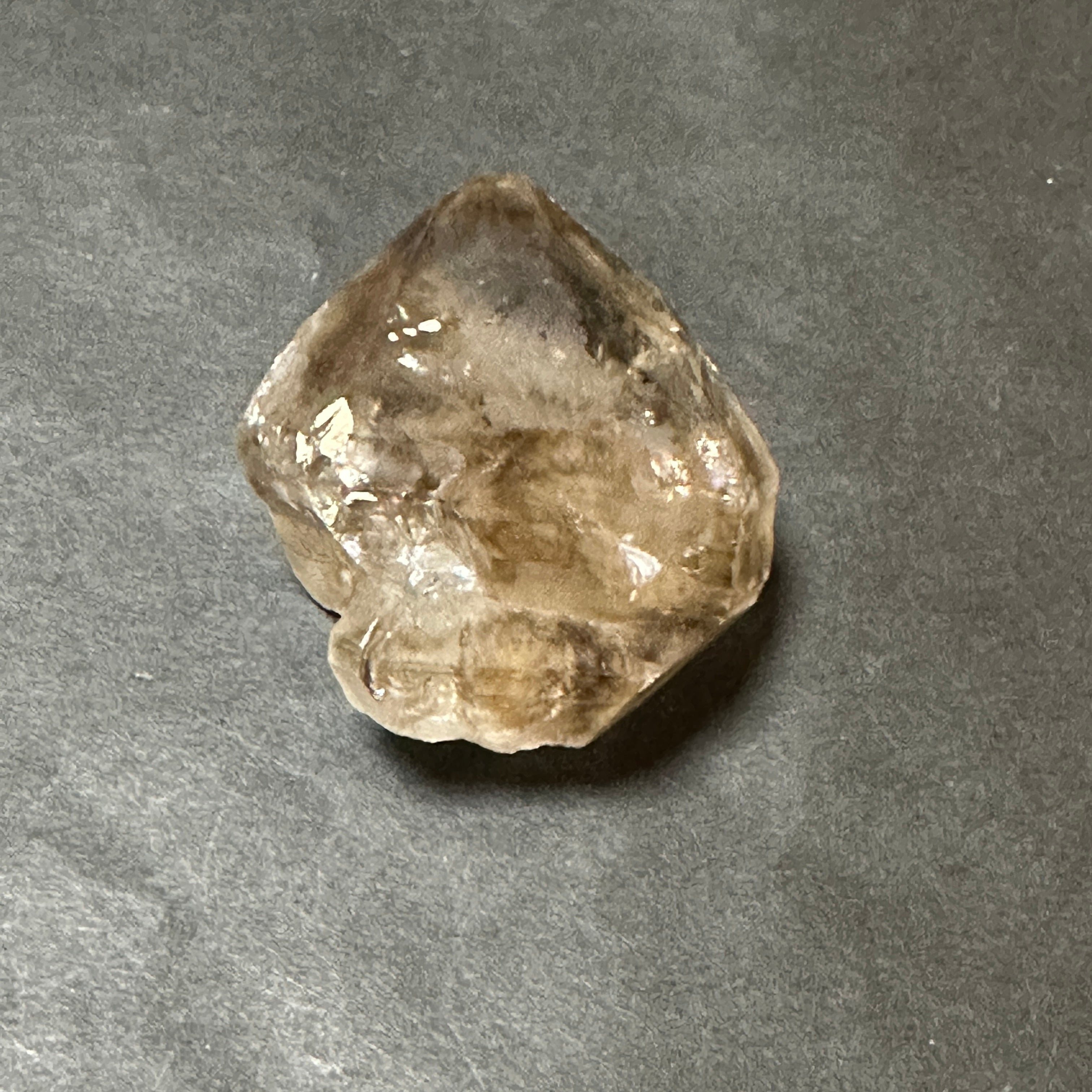 【非研磨】アラスワイ産スモーキーエレスチャル、ファントム、トルマリン共生