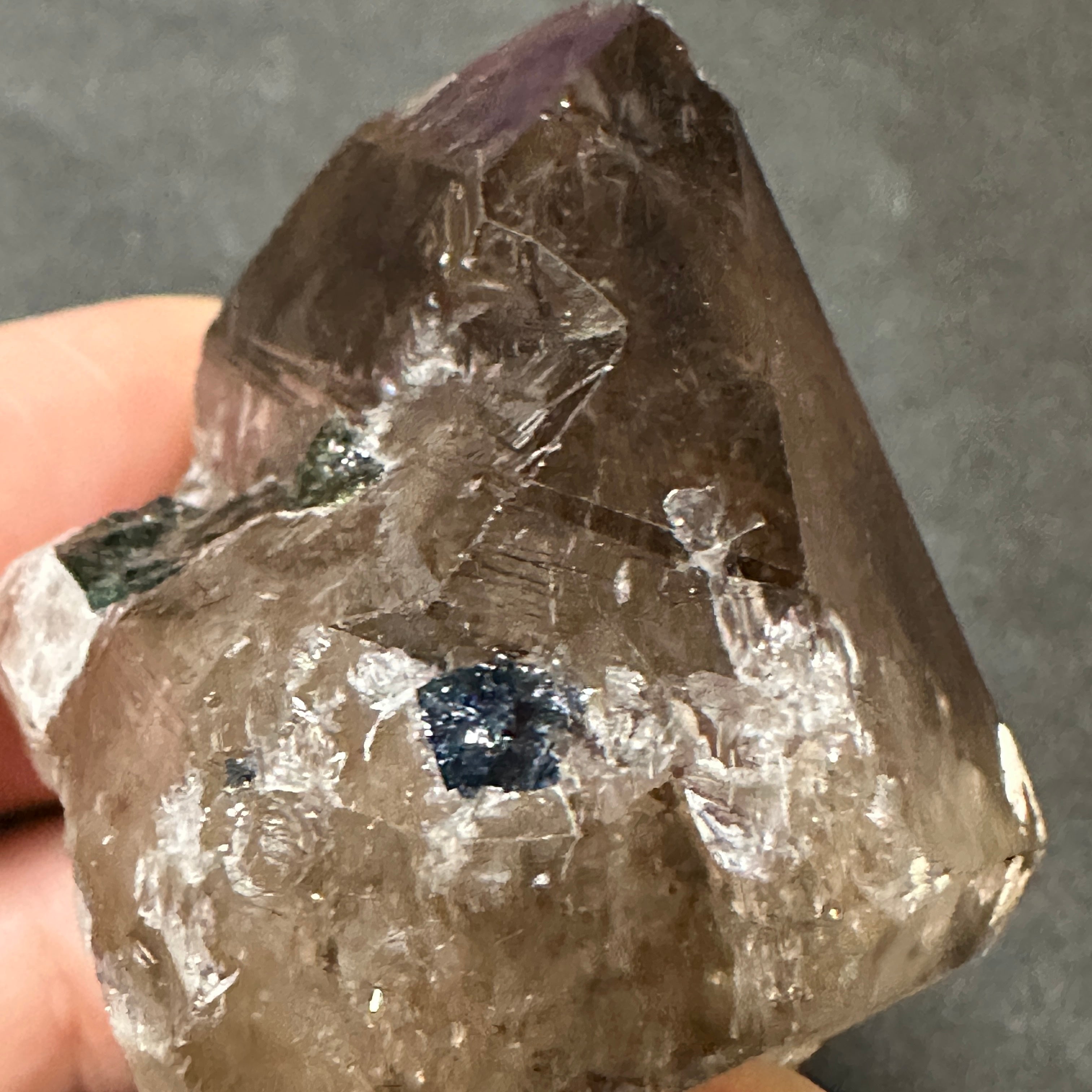 【非研磨】アラスワイ産スモーキーエレスチャル、ファントム、トルマリン共生