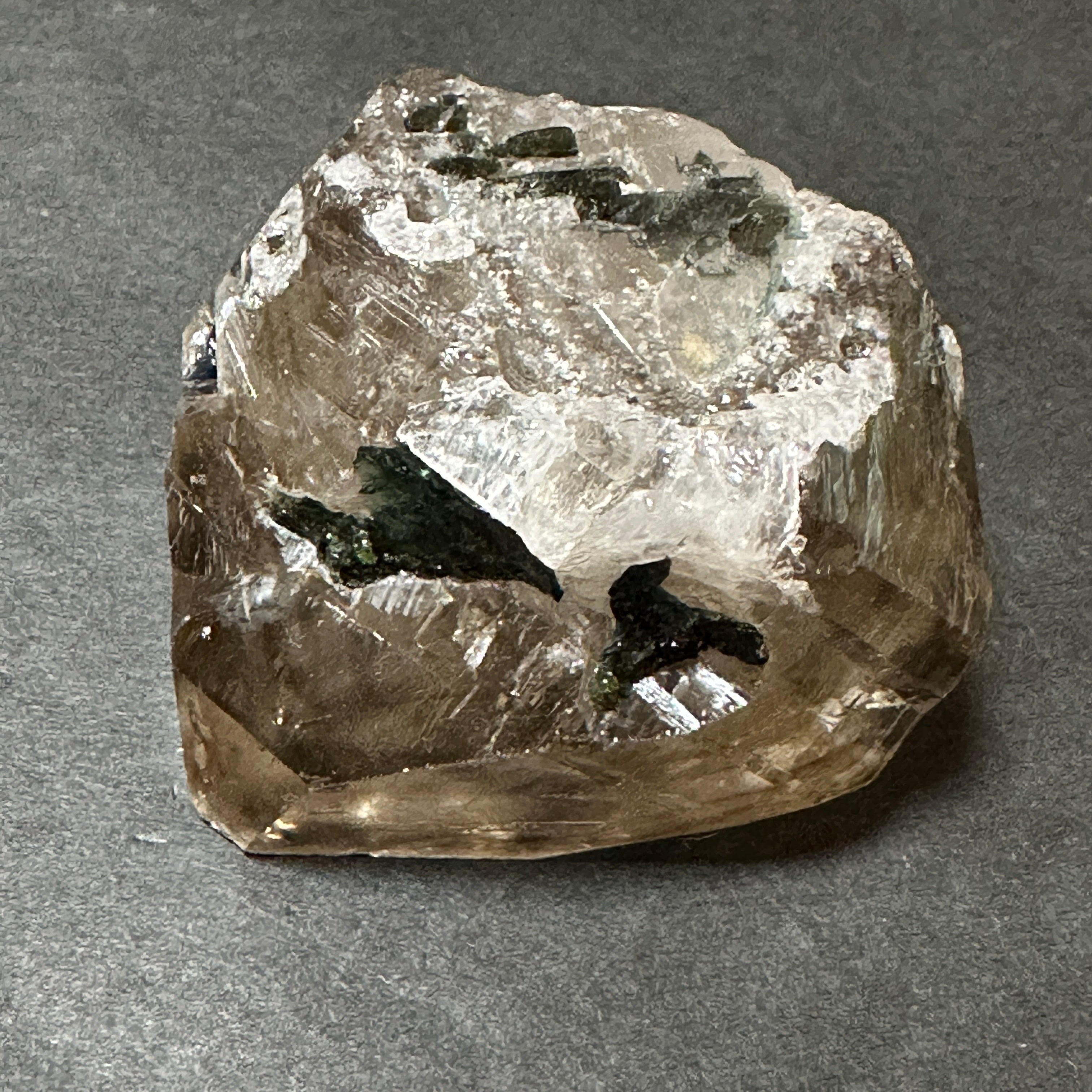 【非研磨】アラスワイ産スモーキーエレスチャル、ファントム、トルマリン共生