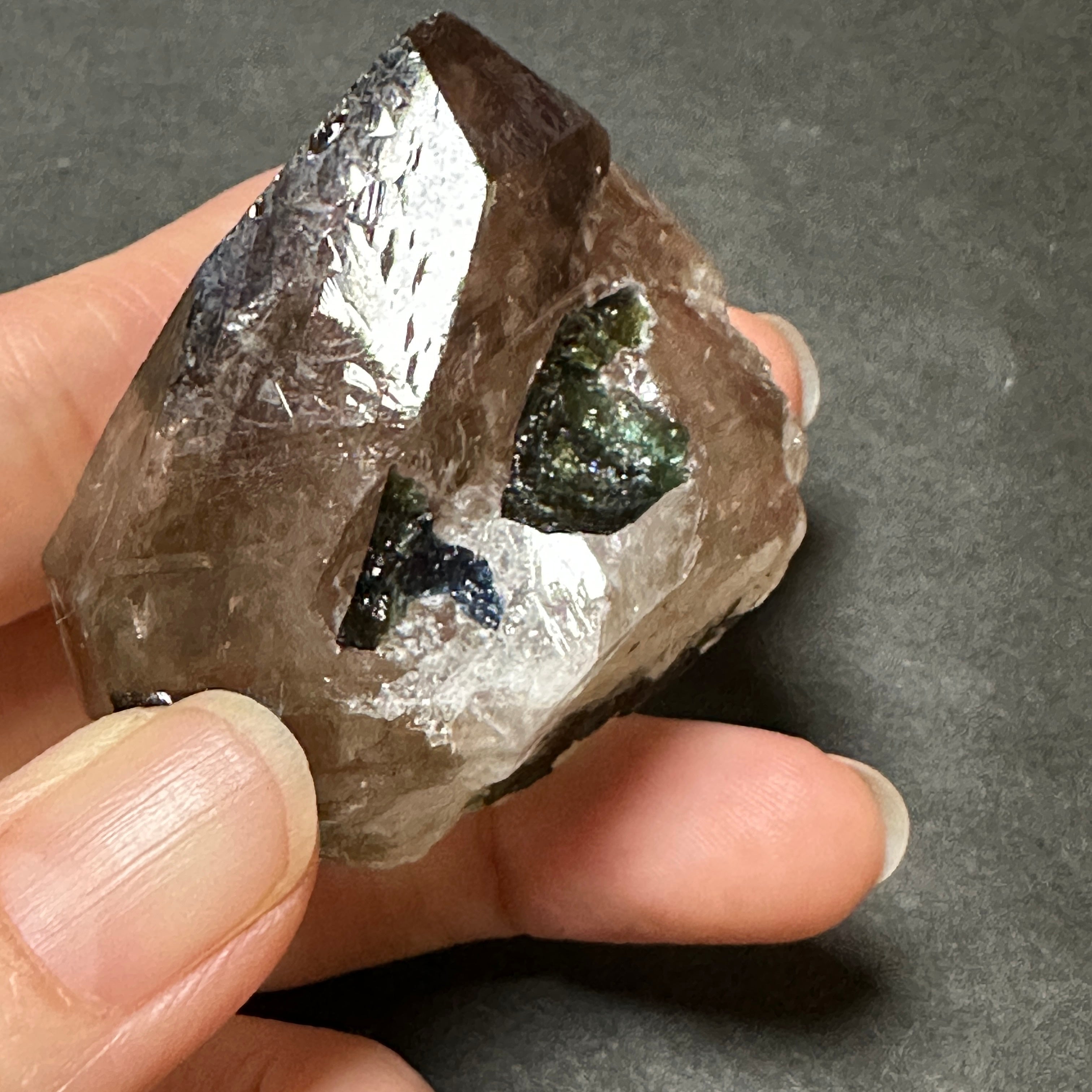 【非研磨】アラスワイ産スモーキーエレスチャル、ファントム、トルマリン共生