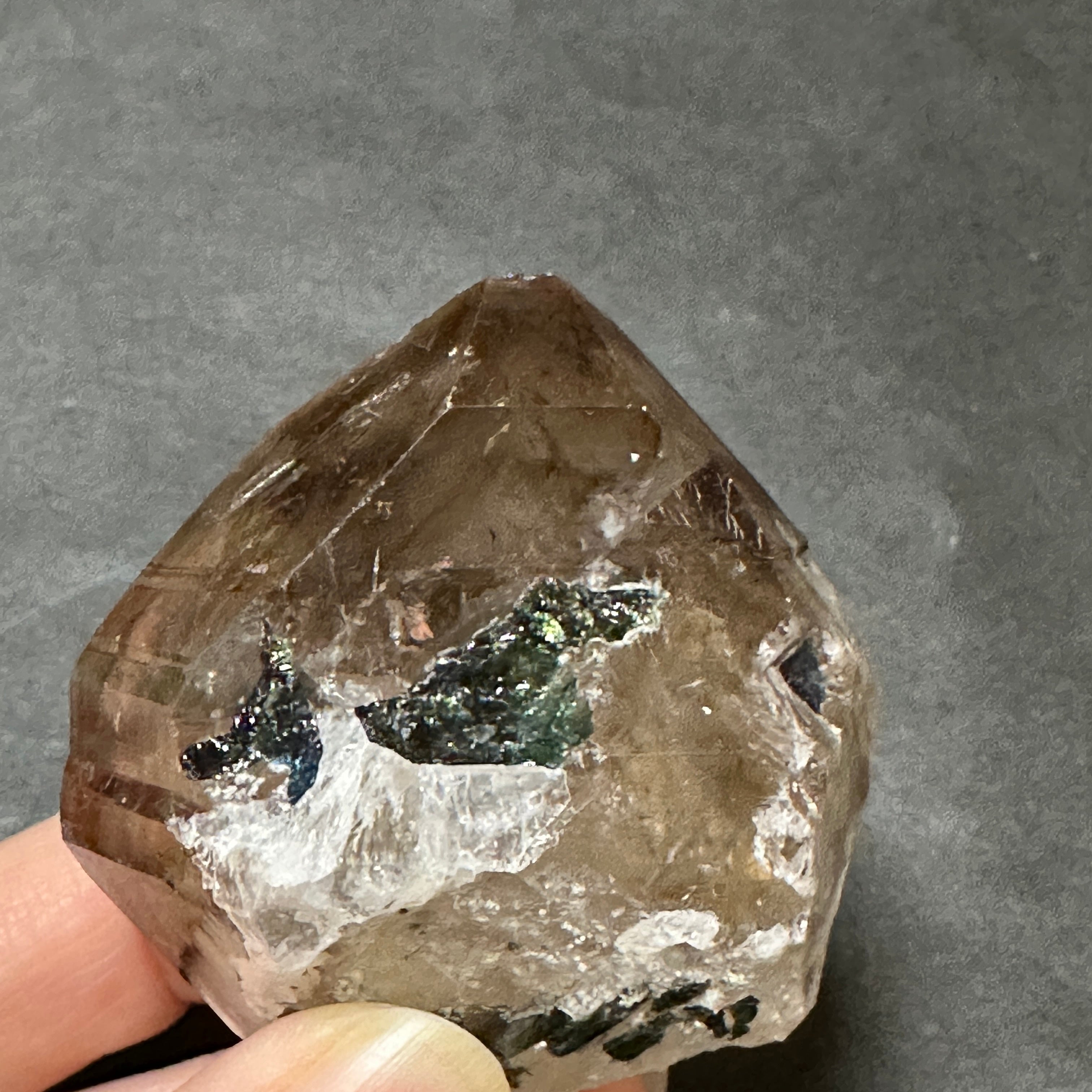 【非研磨】アラスワイ産スモーキーエレスチャル、ファントム、トルマリン共生