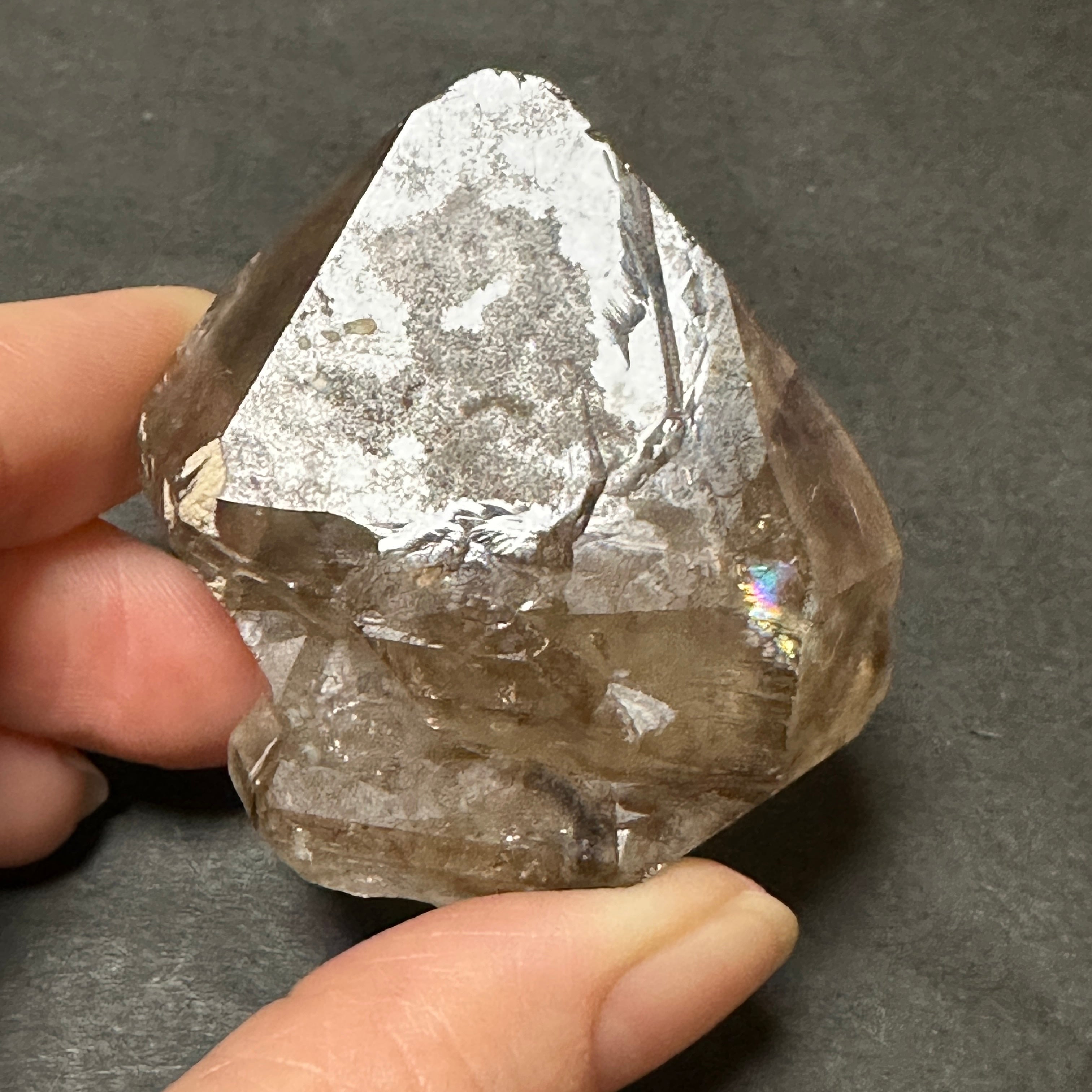 【非研磨】アラスワイ産スモーキーエレスチャル、ファントム、トルマリン共生