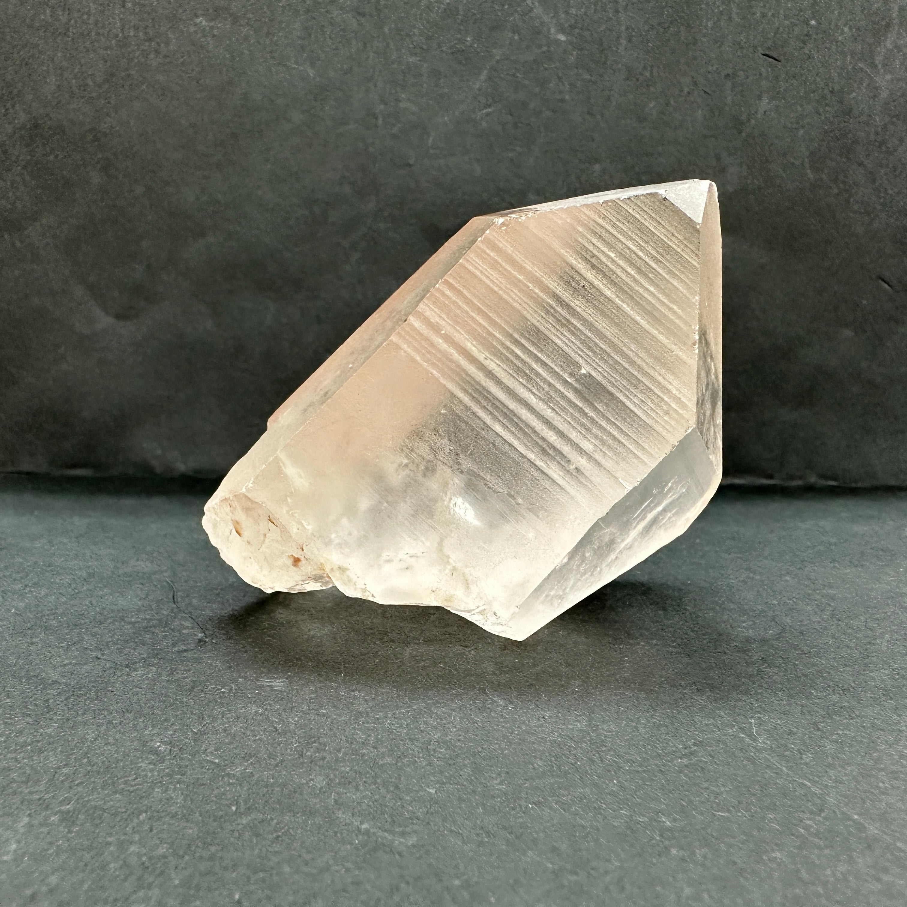 【非研磨】カブラル産ピンクレムリアン 自立型、虹入り