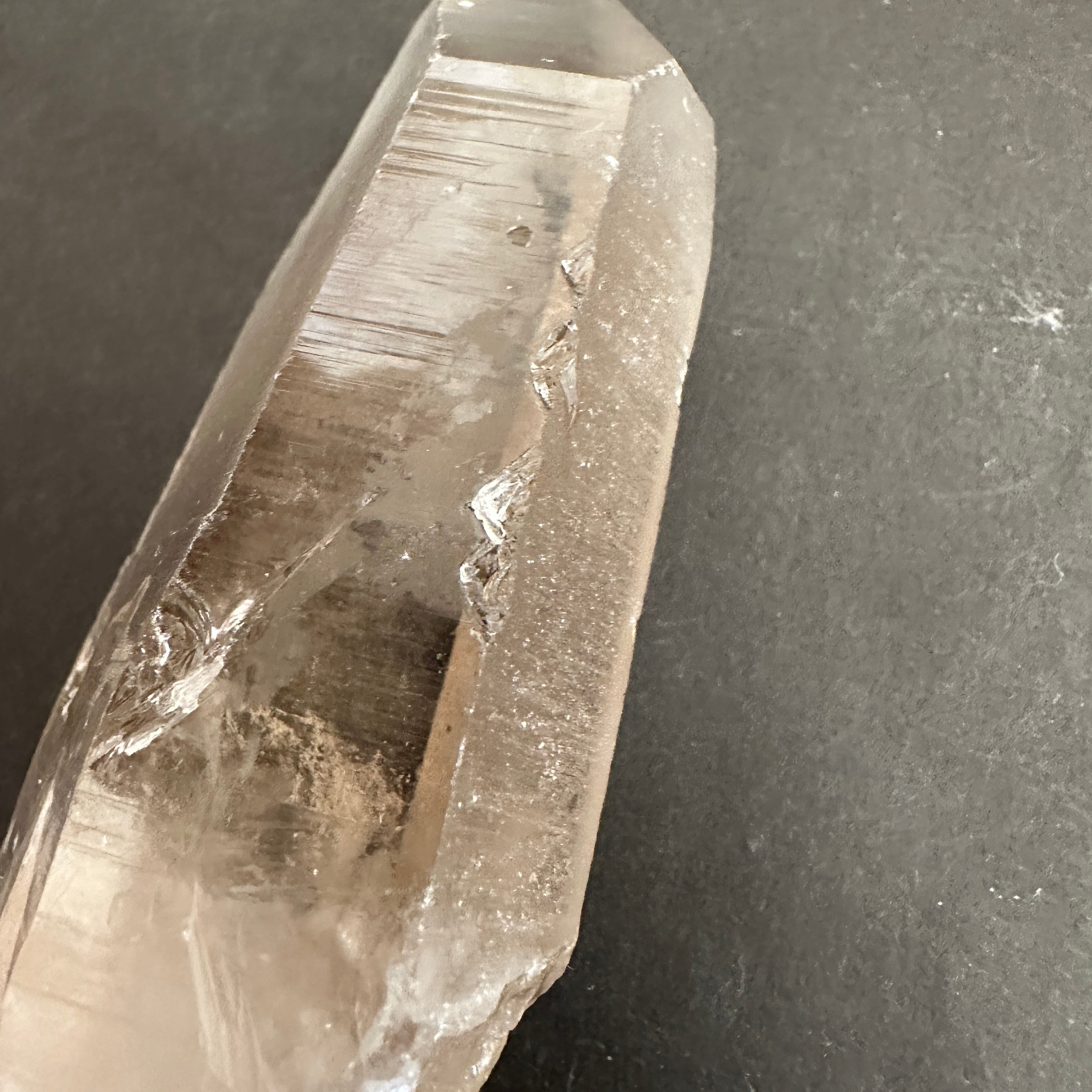 【非研磨】バイア産スモーキーミストレムリアン ライトニング(雷水晶)