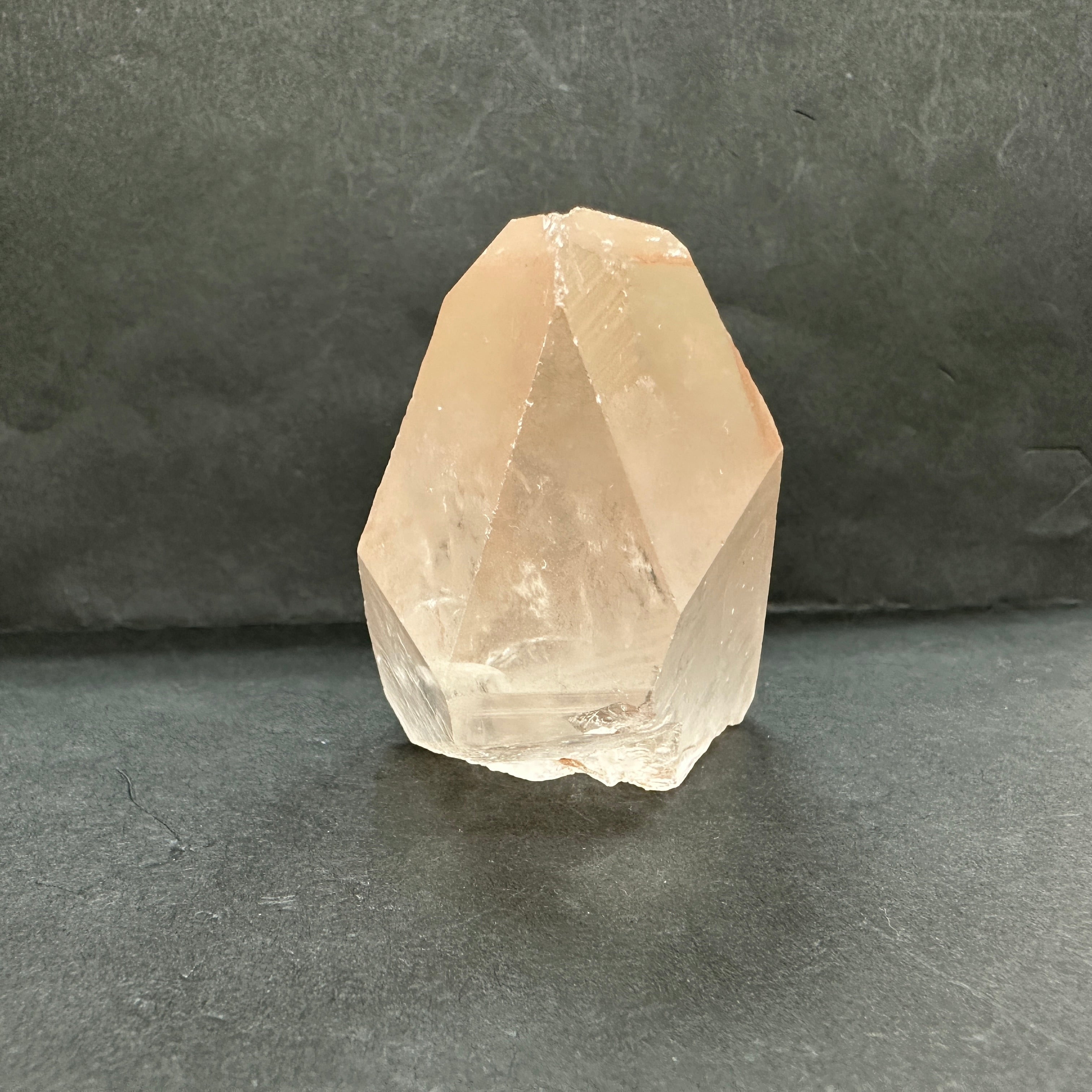 【非研磨】カブラル産ピンクレムリアン 自立型、虹入り