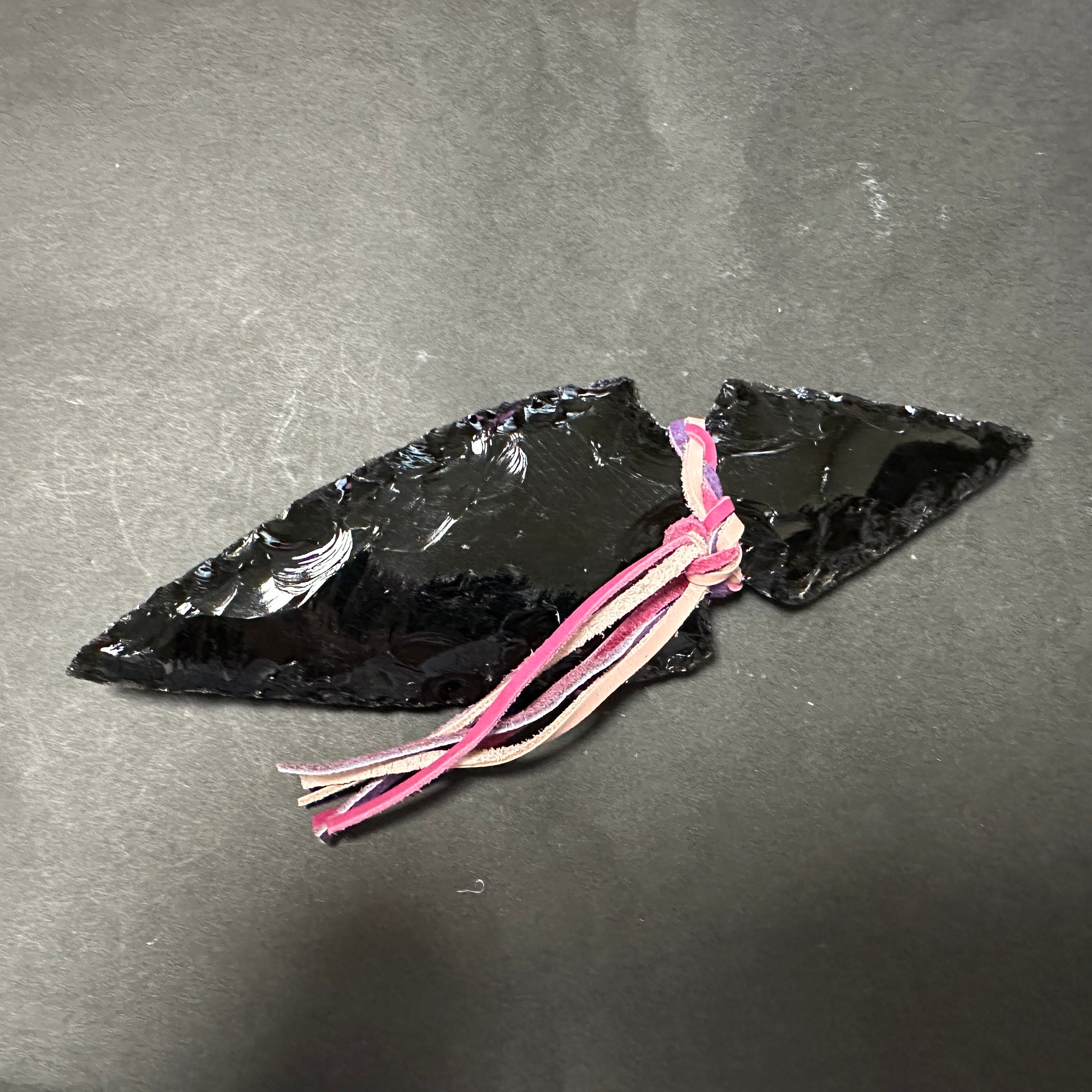 メキシコ産オブシディアン矢尻(皮紐ピンク)