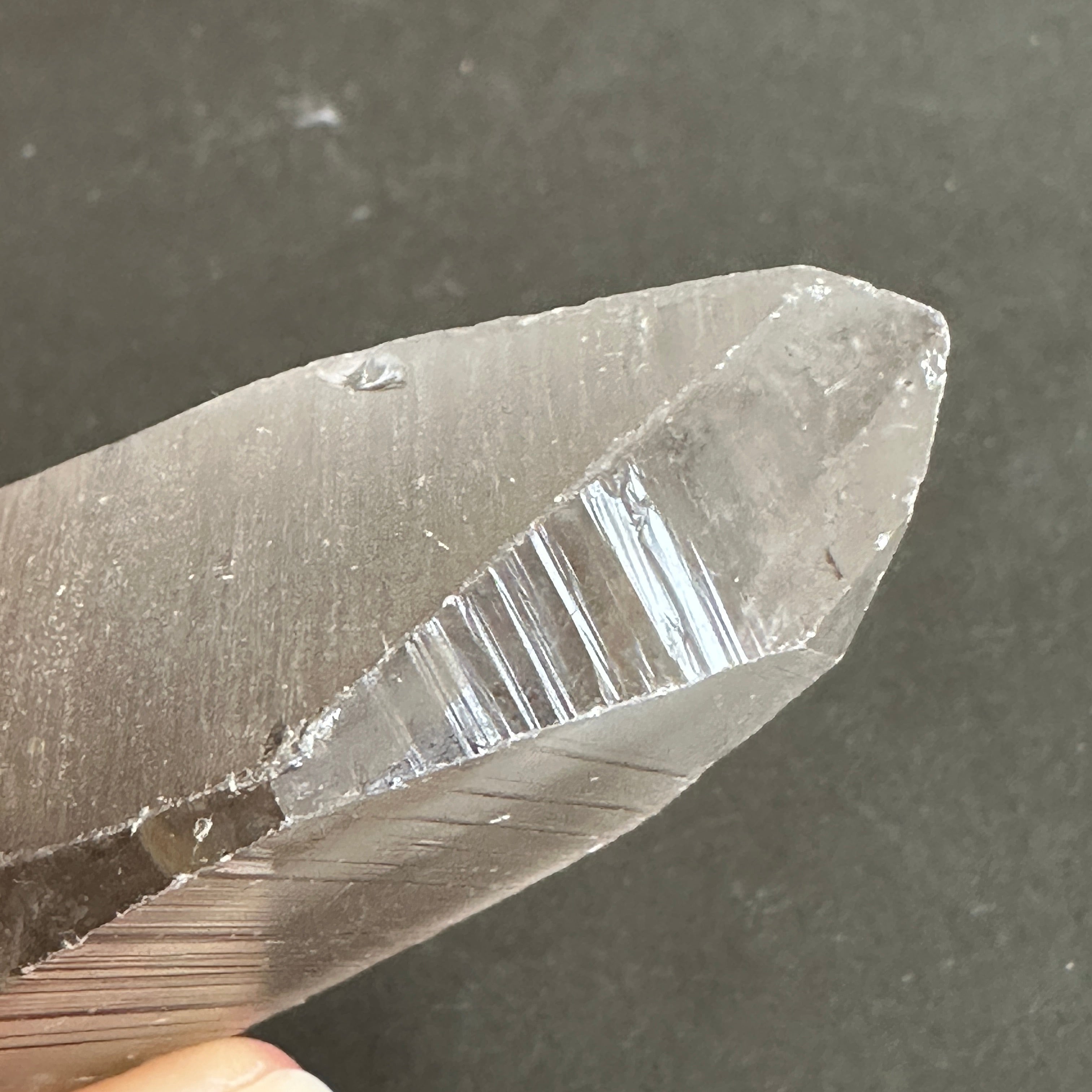 【非研磨】バイア産スモーキーミストレムリアン ライトニング(雷水晶)