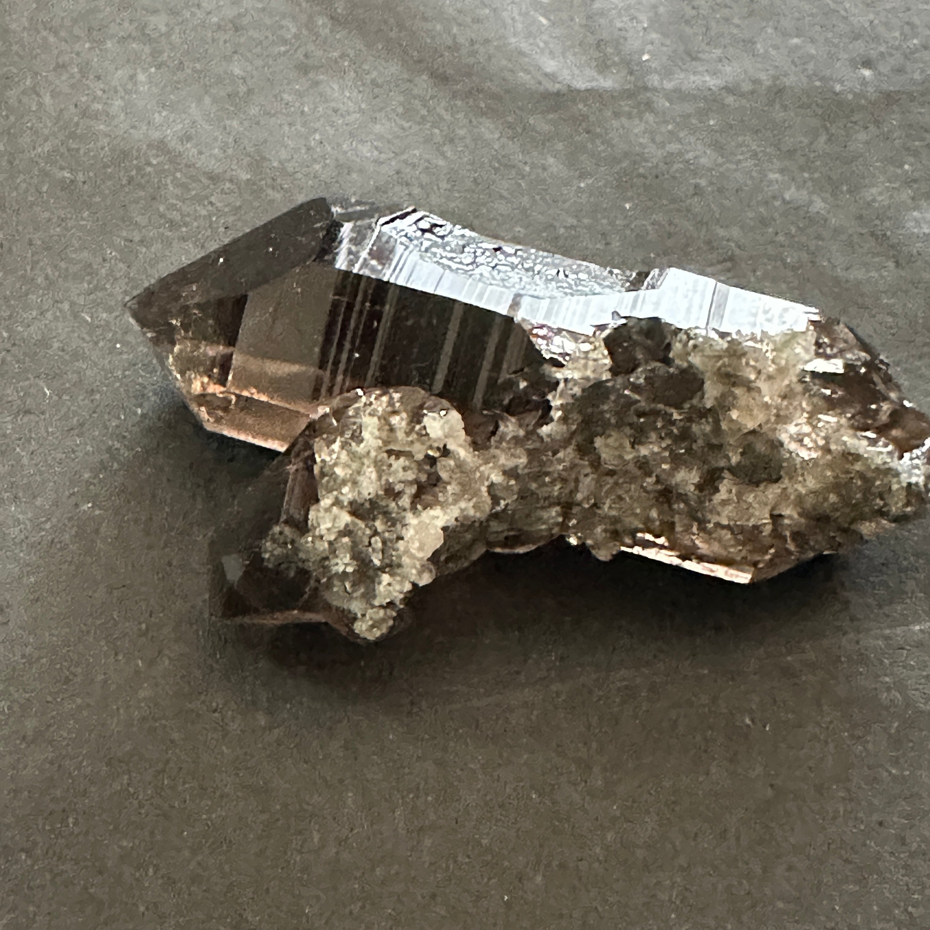 【非研磨】イタリア産アルプススモーキークォーツ　ダブルポイント