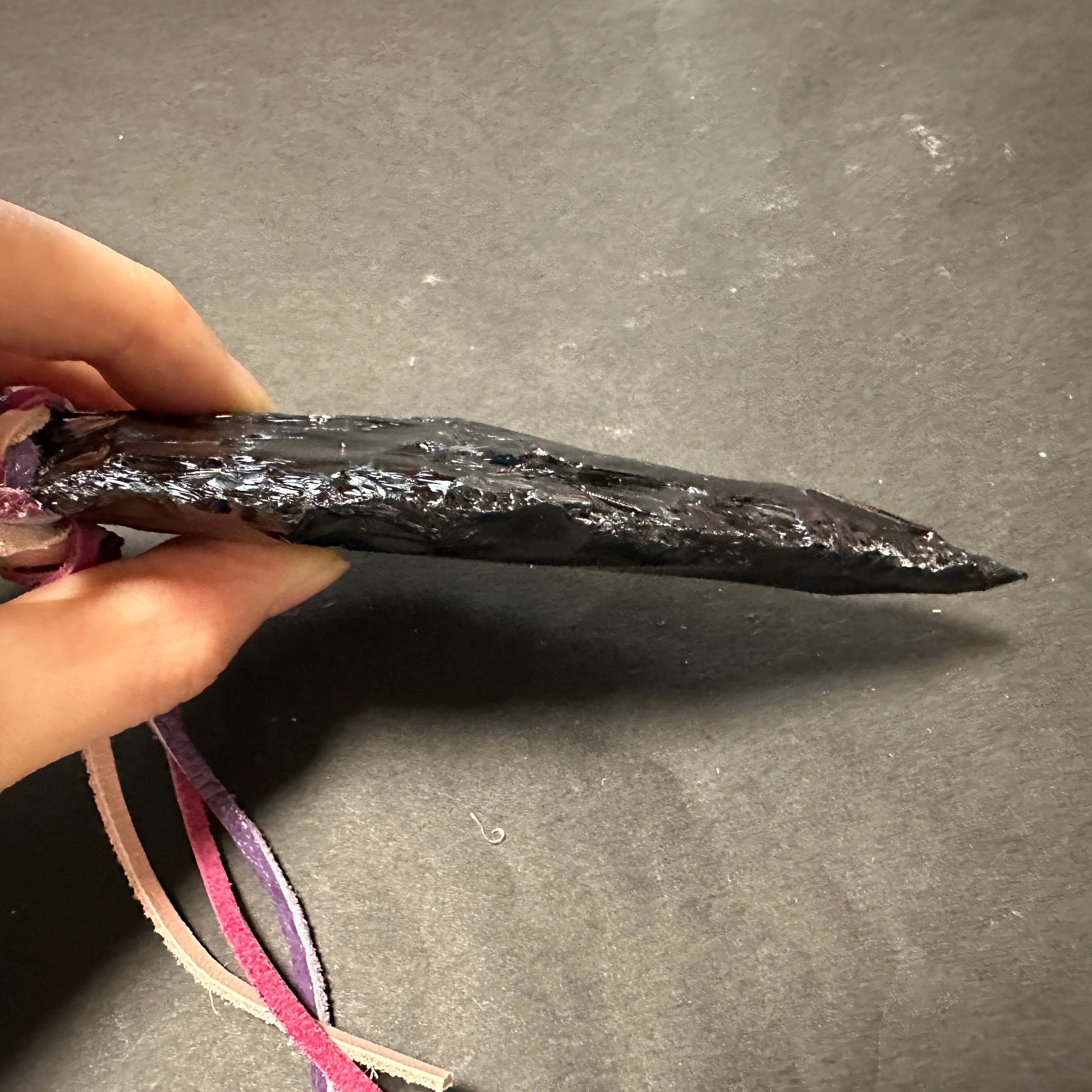 メキシコ産オブシディアン矢尻(皮紐ピンク)