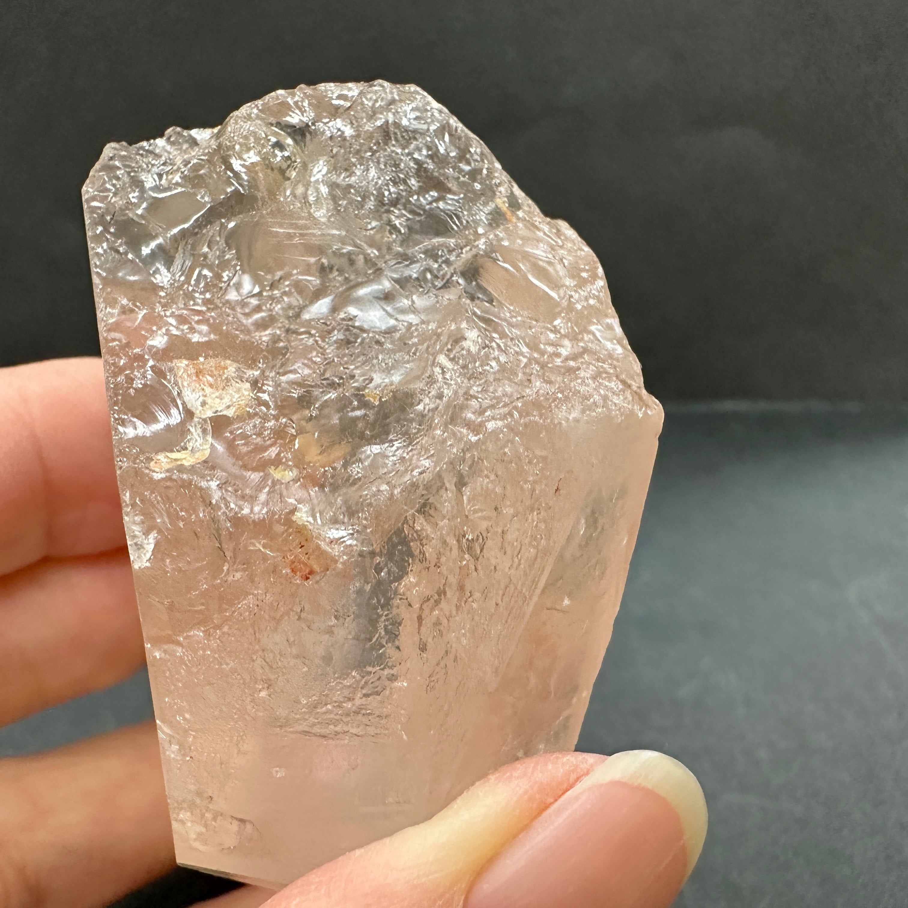 【非研磨】カブラル産ピンクレムリアン　自立型、虹入り