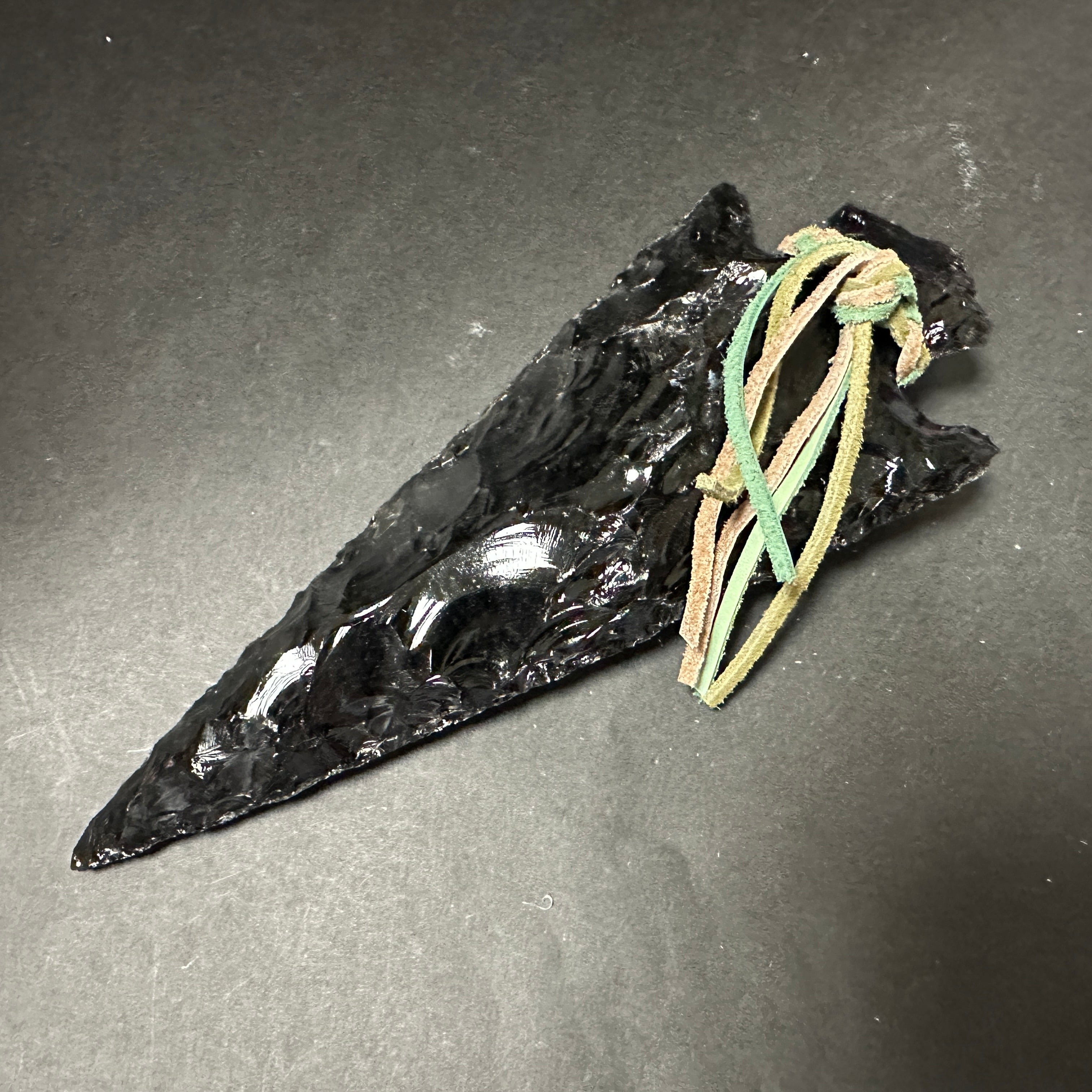 オブシディアン【黒曜石】の矢尻　【メキシコ産】 メキシコ産】オブシディアン 矢尻 211mm 皮紐付｜強力な魔除け・守護の石器