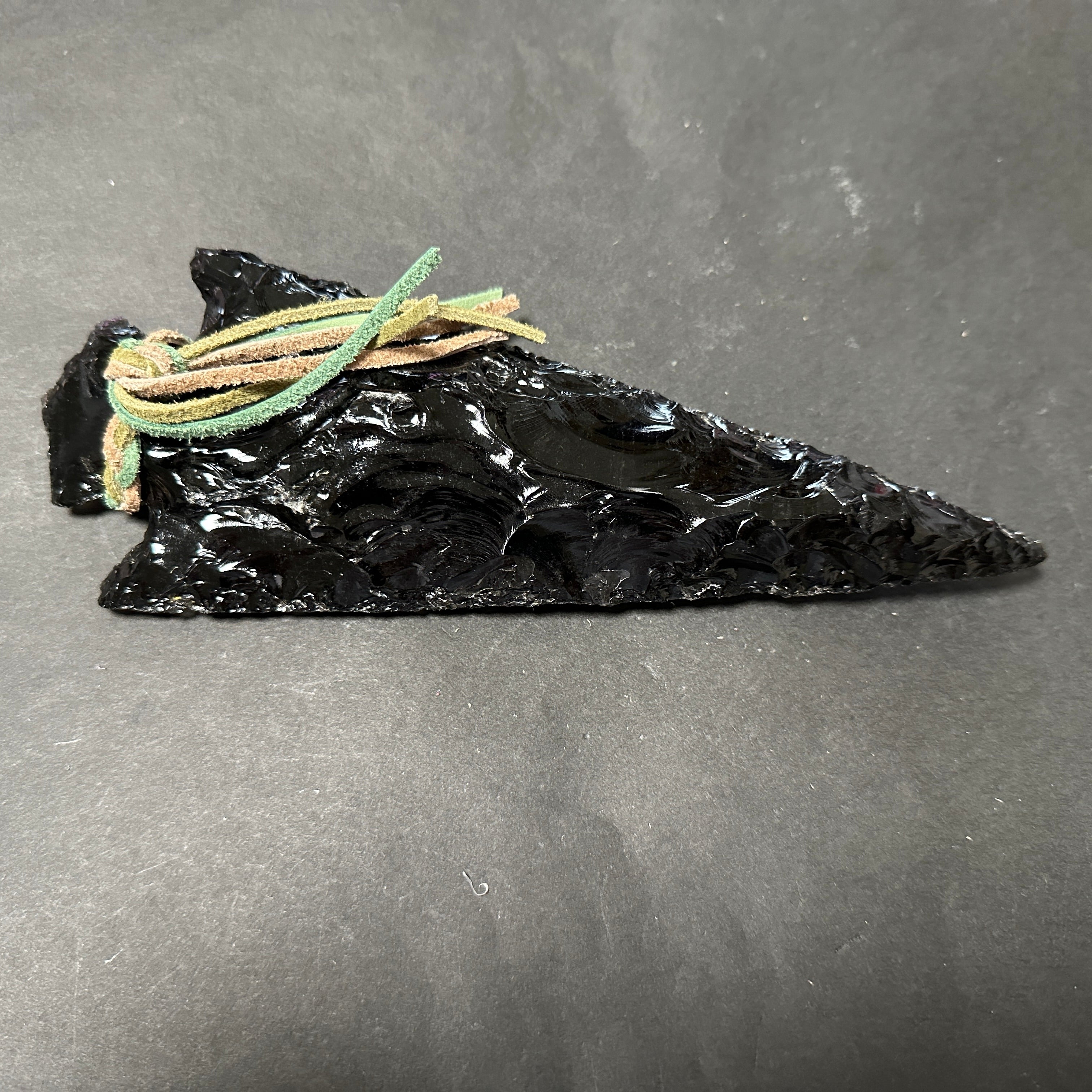 オブシディアン【黒曜石】の矢尻　【メキシコ産】 メキシコ産】オブシディアン 矢尻 211mm 皮紐付｜強力な魔除け・守護の石器