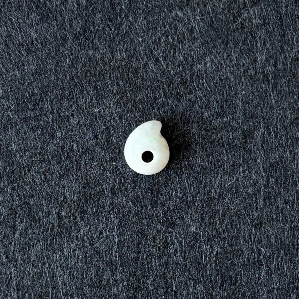 糸魚川翡翠 勾玉】二ノ型（白・緑・黄）17mm｜日本糸魚川翡翠協会 証明
