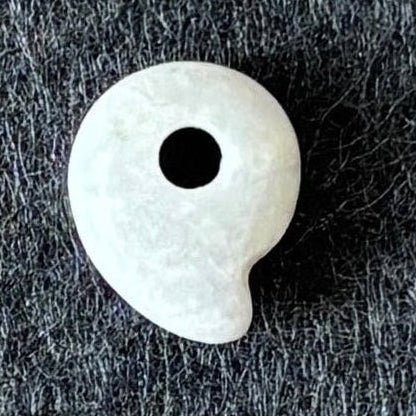 [国石] 糸魚川翡翠3A (白・ラベンダー)／二ノ型 勾玉  [証明書付き]