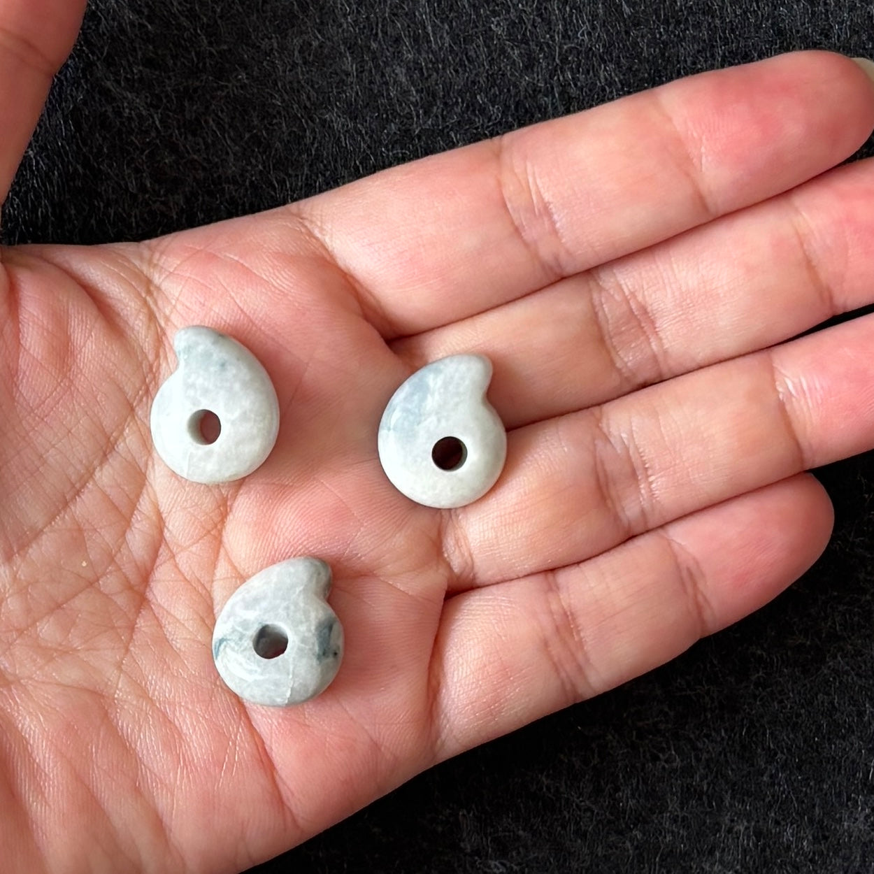 糸魚川翡翠 勾玉】二ノ型（白・青）17mm｜日本糸魚川翡翠協会 証明書付