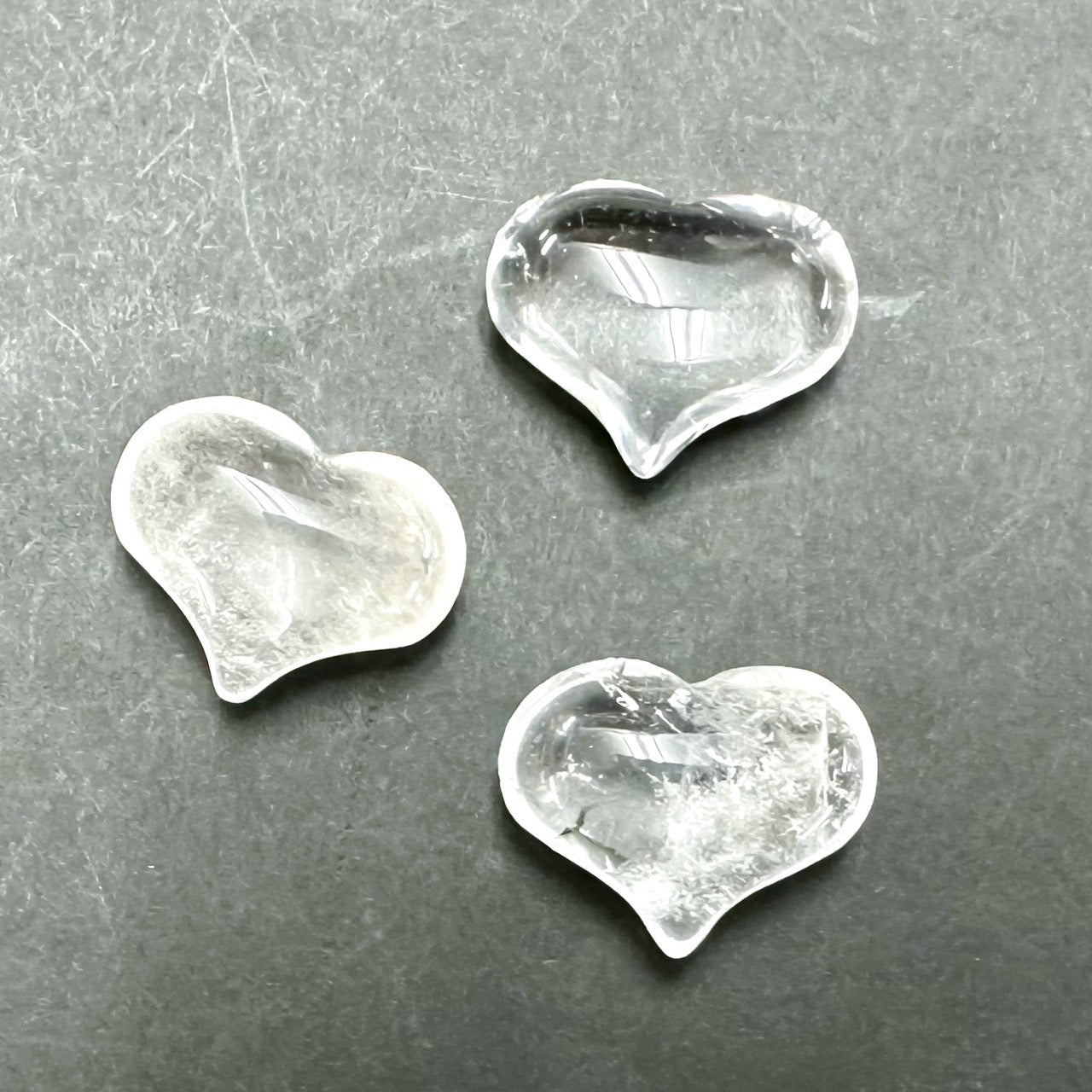 [置石、お守り石に]　ぷっくりハート25mm／水晶、ローズクォーツ、アラゴナイト、アベンチュリン