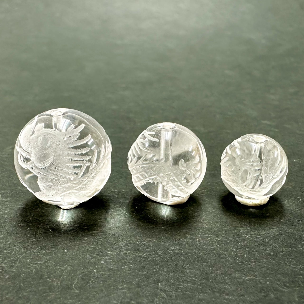 [再入荷！][彫刻ビーズ]四神獣　青龍／水晶白彫り　10,12,14mm粒売り