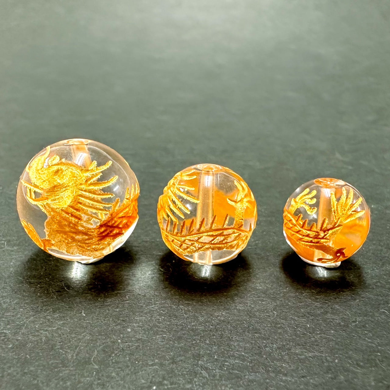 [再入荷！][彫刻ビーズ]四神獣　青龍／水晶金彫り　10,12,14mm粒売り