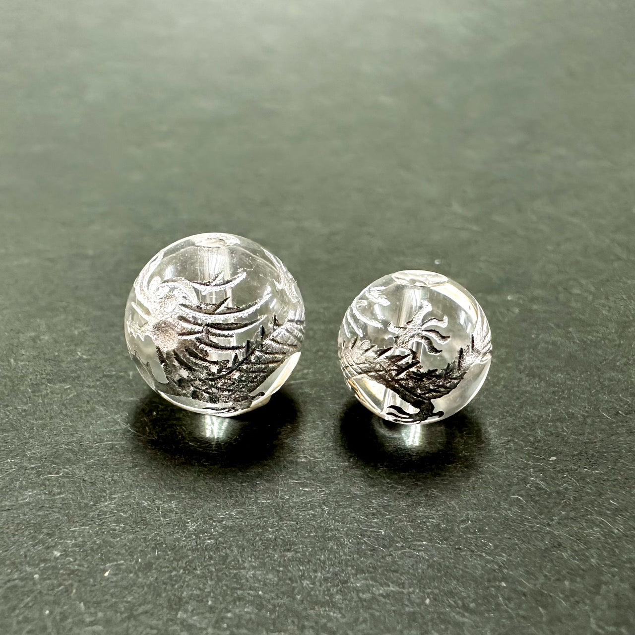 [再入荷！][彫刻ビーズ]四神獣　青龍／水晶銀彫り　10,12mm粒売り