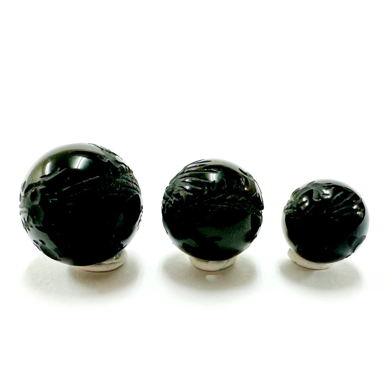 [再入荷！][彫刻ビーズ]四神獣　青龍／ブラックオニキス白彫り　10,12,14mm粒売り