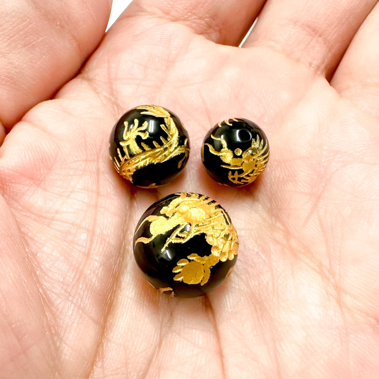 [再入荷！][彫刻ビーズ]四神獣　青龍／ブラックオニキス金彫り　10,12,14mm粒売り