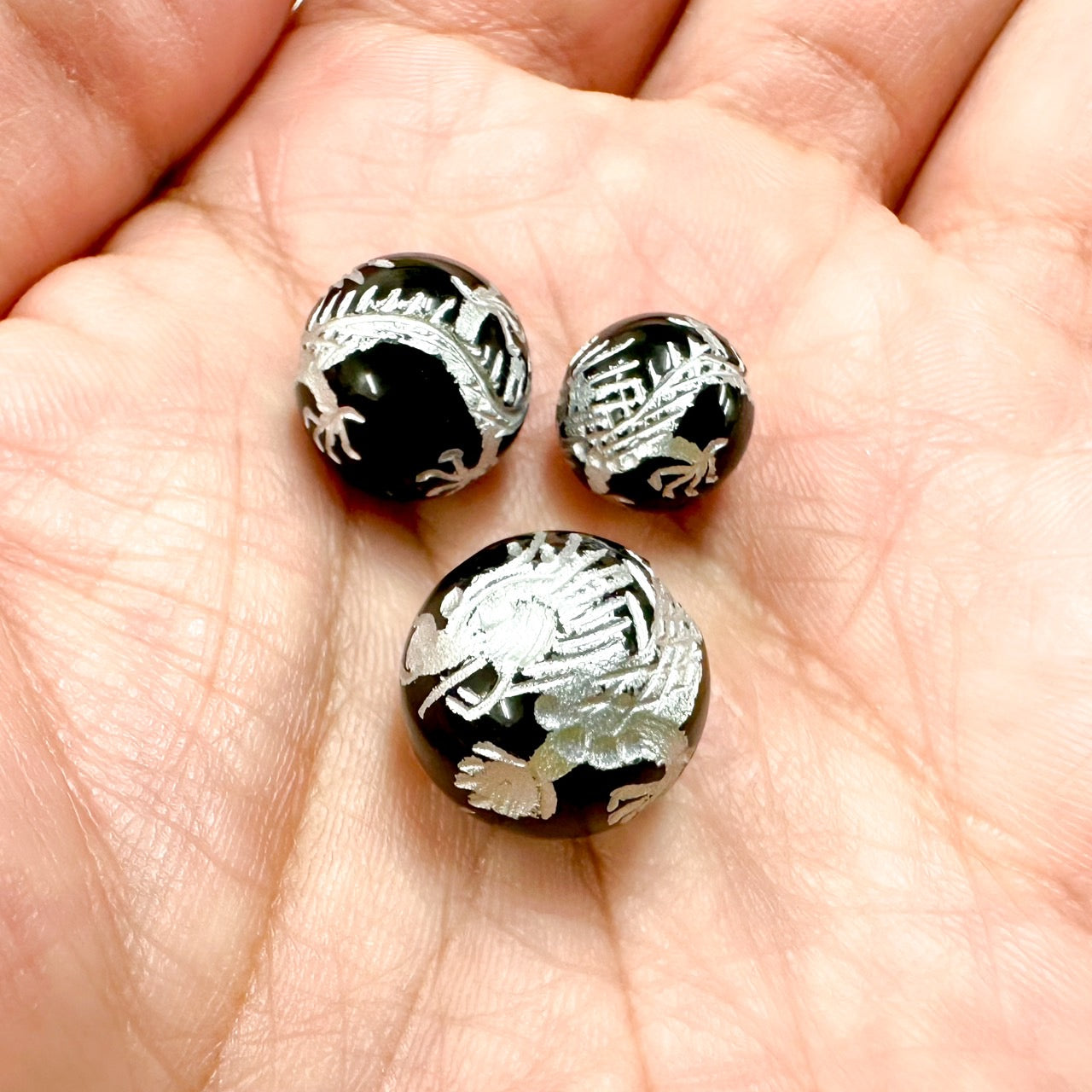 [再入荷！][彫刻ビーズ]四神獣　青龍／ブラックオニキス銀彫り　10,12,14mm粒売り