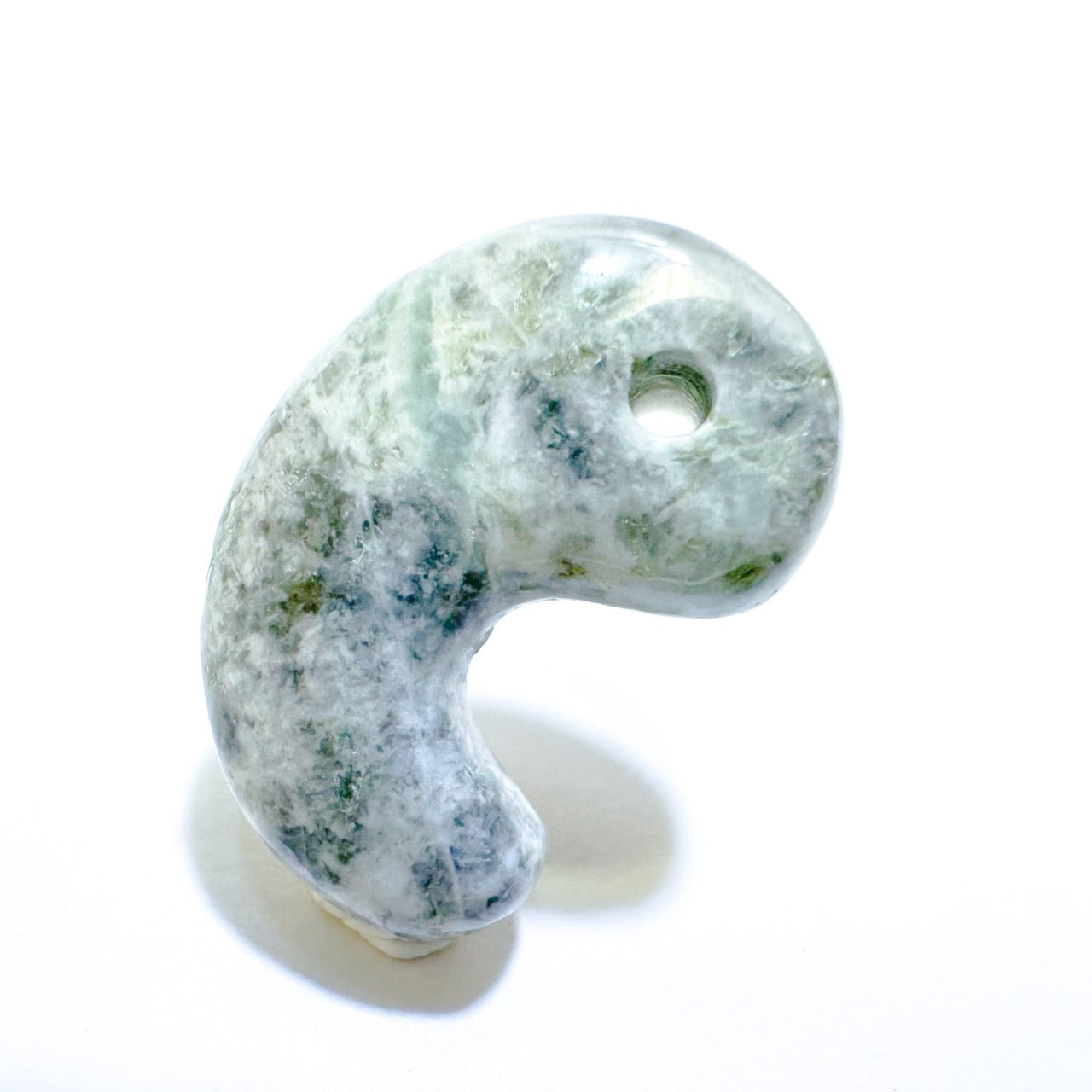[国石]　糸魚川翡翠2A　(薄墨・白・緑)／勾玉　約22mm  No.2  [証明書付き]