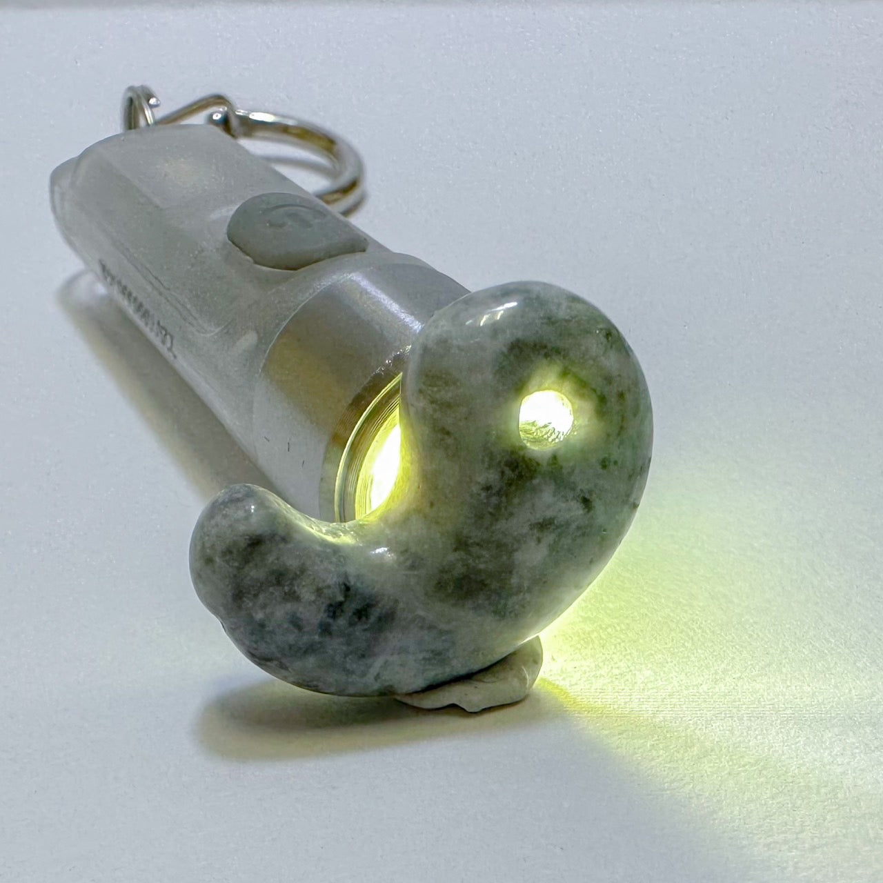 [国石]　糸魚川翡翠2A　(薄墨・白・緑)／勾玉　約22mm  No.2  [証明書付き]