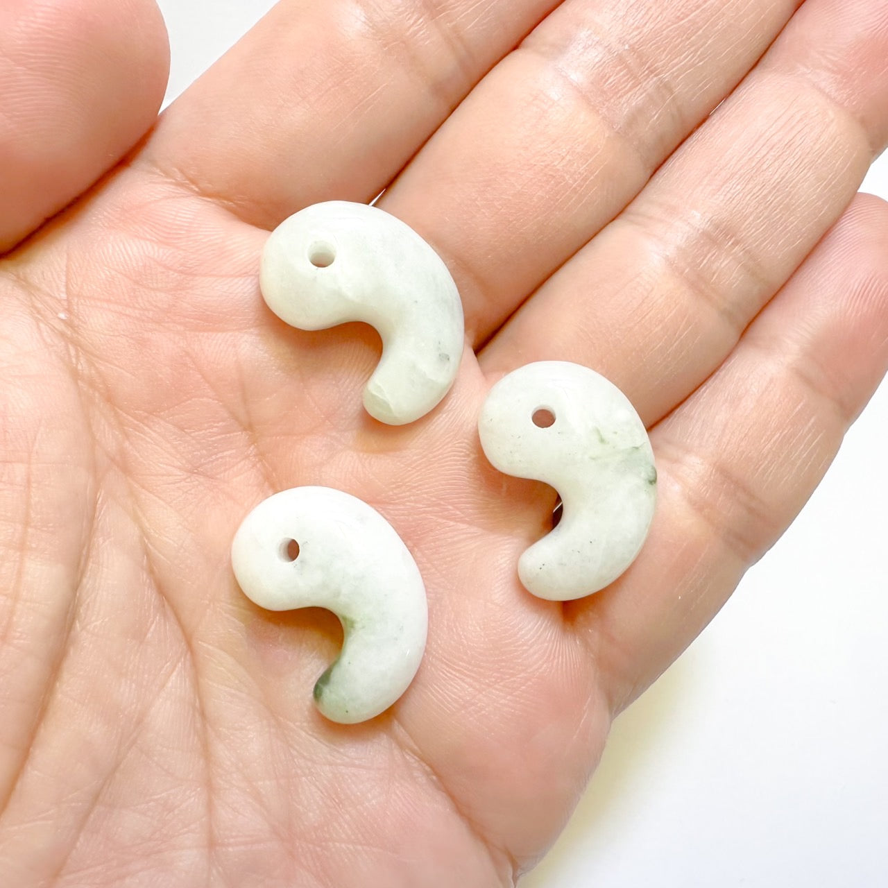 [国石]　糸魚川翡翠4A　(白・緑・氷翡翠)／勾玉　約22mm   [証明書付き]