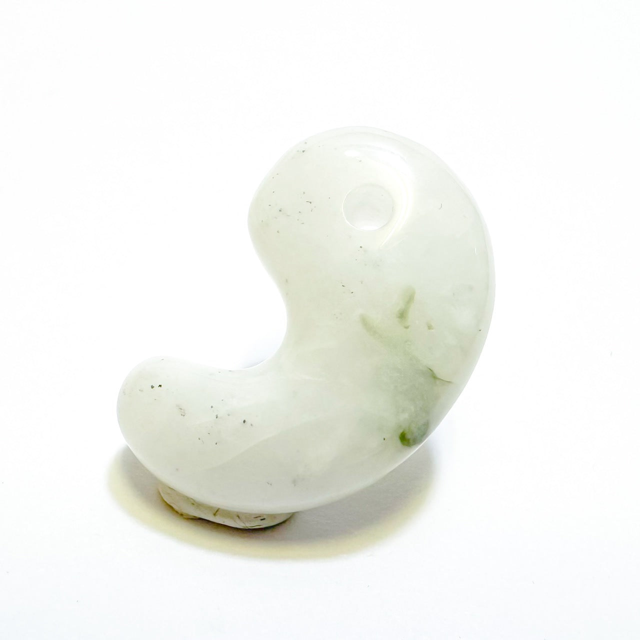 [国石]　糸魚川翡翠4A　(白・緑・氷翡翠)／勾玉　約22mm   [証明書付き]