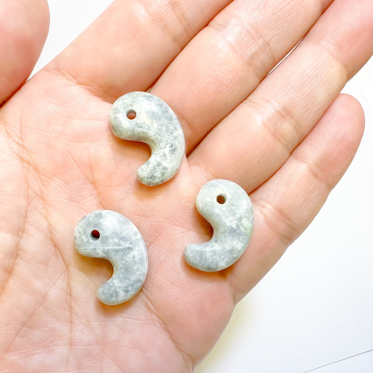 国石】糸魚川翡翠 勾玉 22mm｜証明書付｜氷翡翠・薄墨・白｜氷質霊石