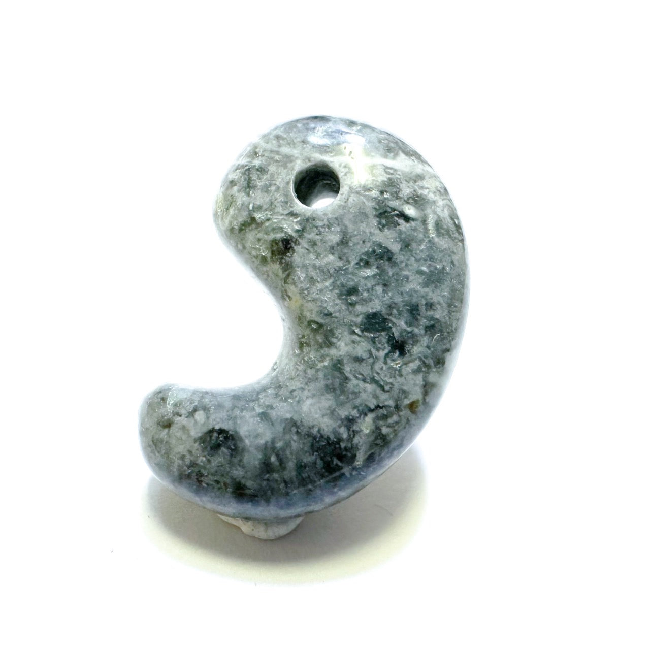 [国石]　糸魚川翡翠3A　(黒)／勾玉　約22mm  No.2  [証明書付き]
