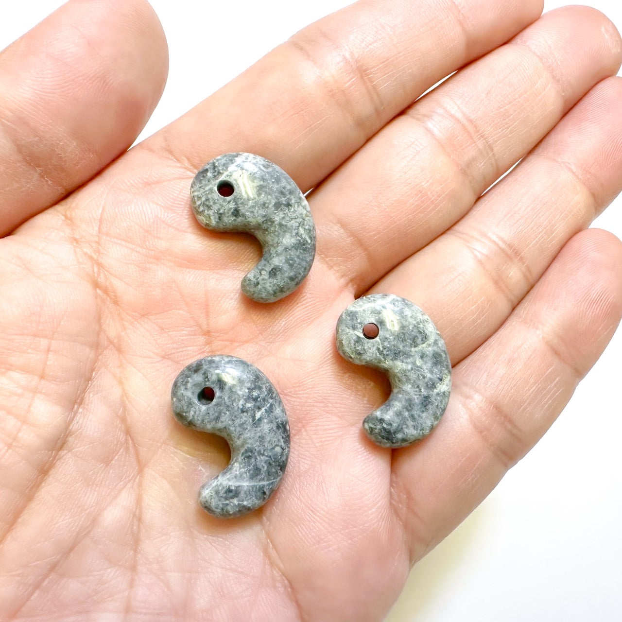[国石]　糸魚川翡翠3A　(黒)／勾玉　約22mm  No.2  [証明書付き]
