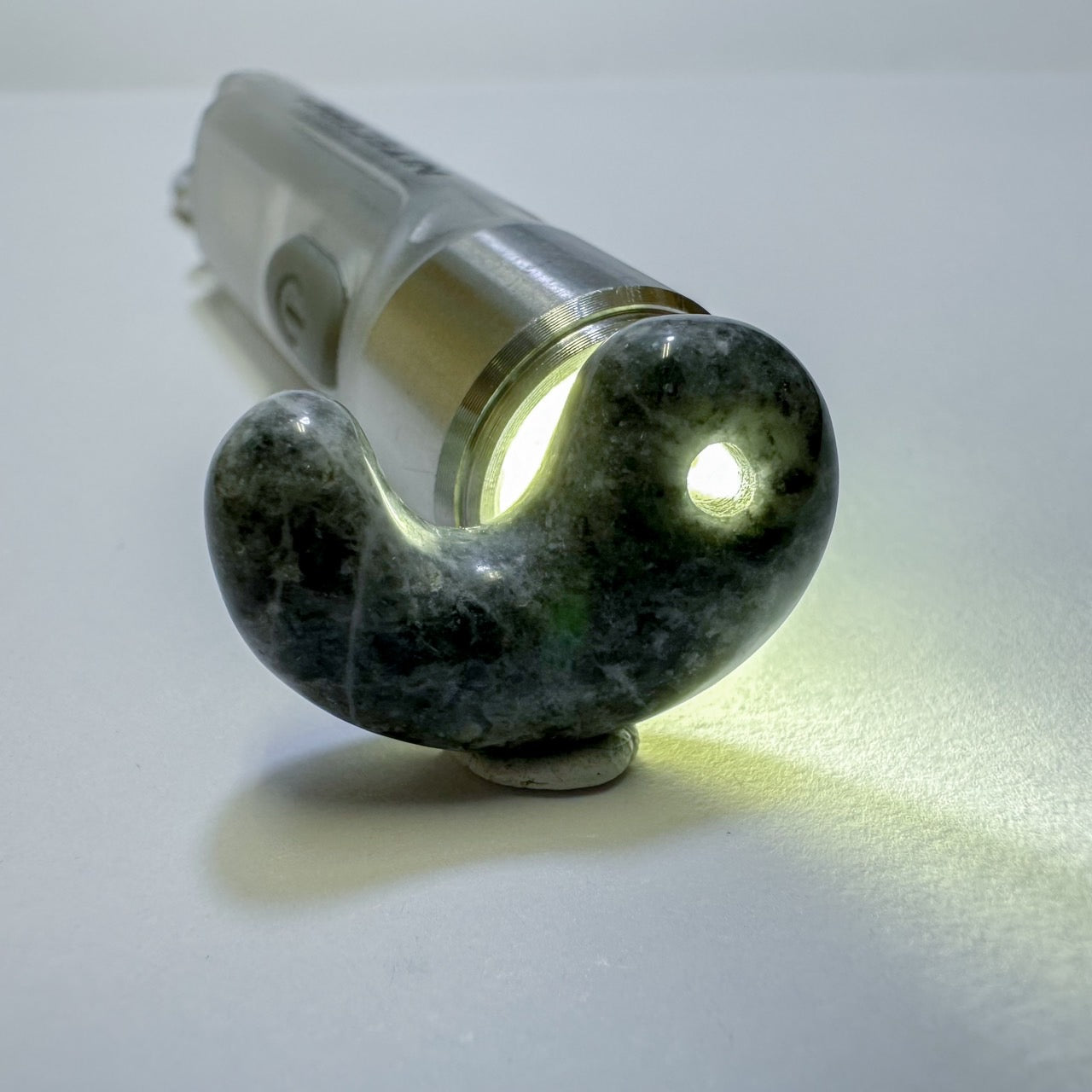 [国石]　糸魚川翡翠3A　(黒)／勾玉　約22mm  No.2  [証明書付き]