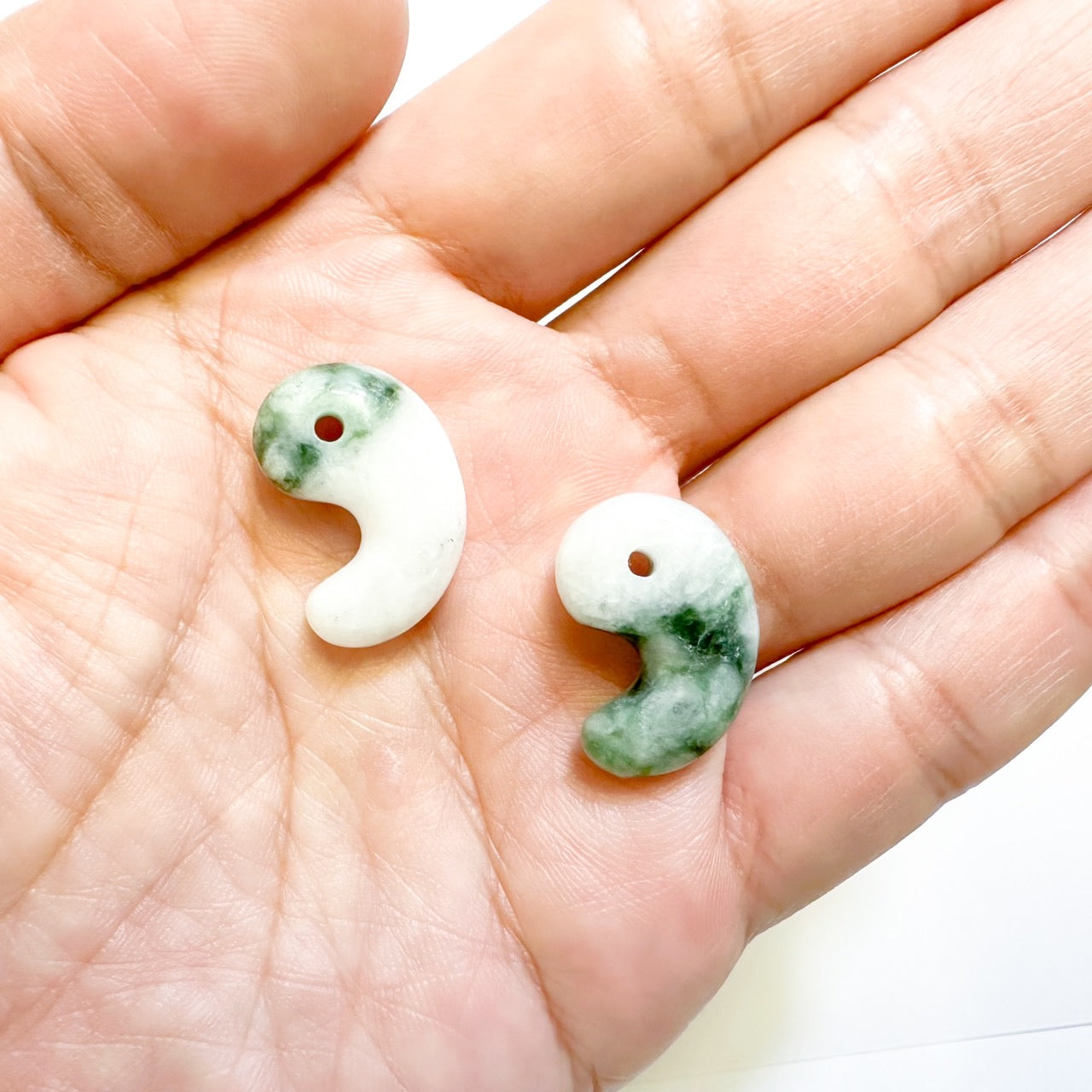 [国石]　糸魚川翡翠7A　(緑・白・氷翡翠)／勾玉　約22mm   [証明書付き]