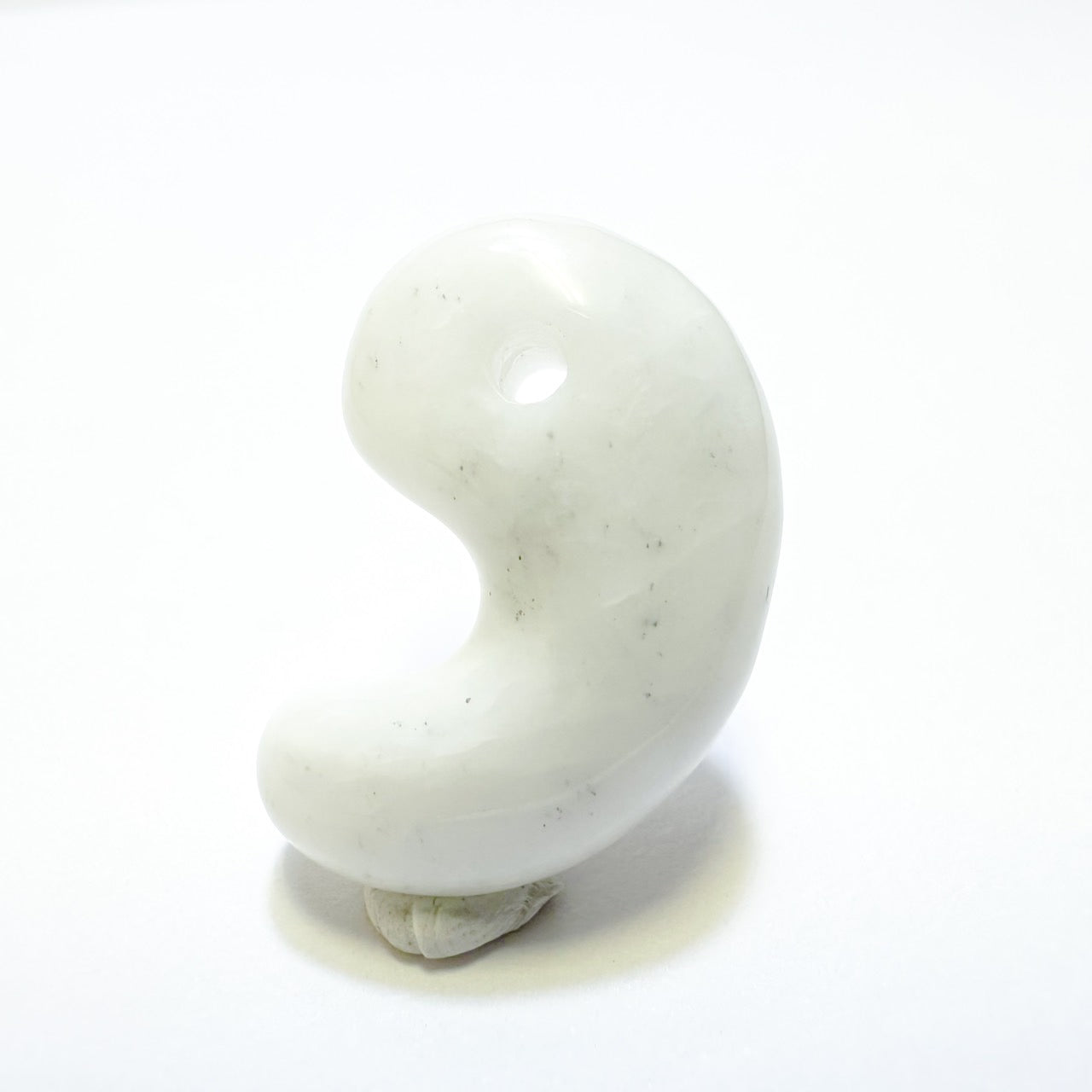 [国石]　糸魚川翡翠7A　(白・氷翡翠)／勾玉　約22mm   [証明書付き]