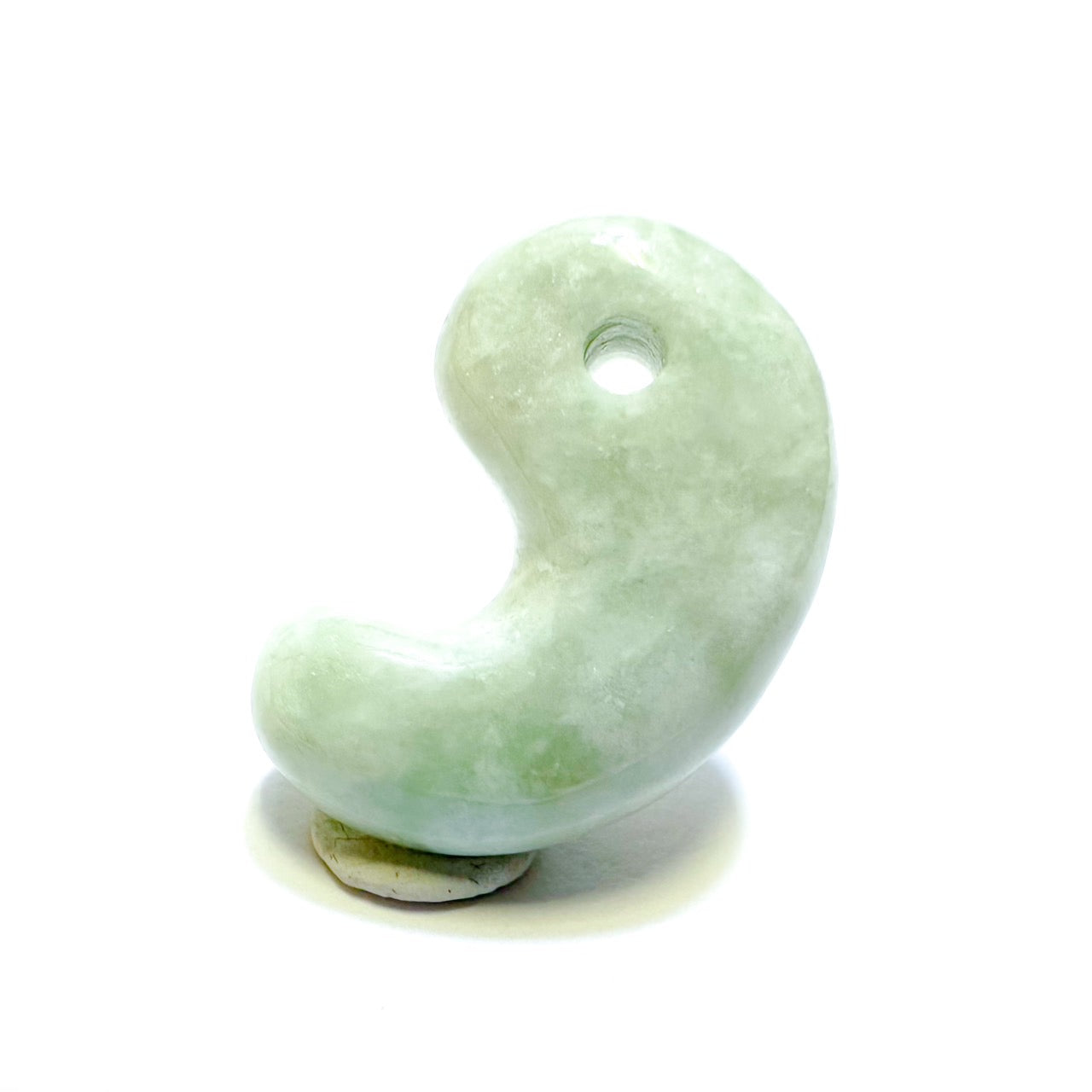 [国石]　糸魚川翡翠8A　(緑・氷翡翠)／勾玉　約22mm   [証明書付き]