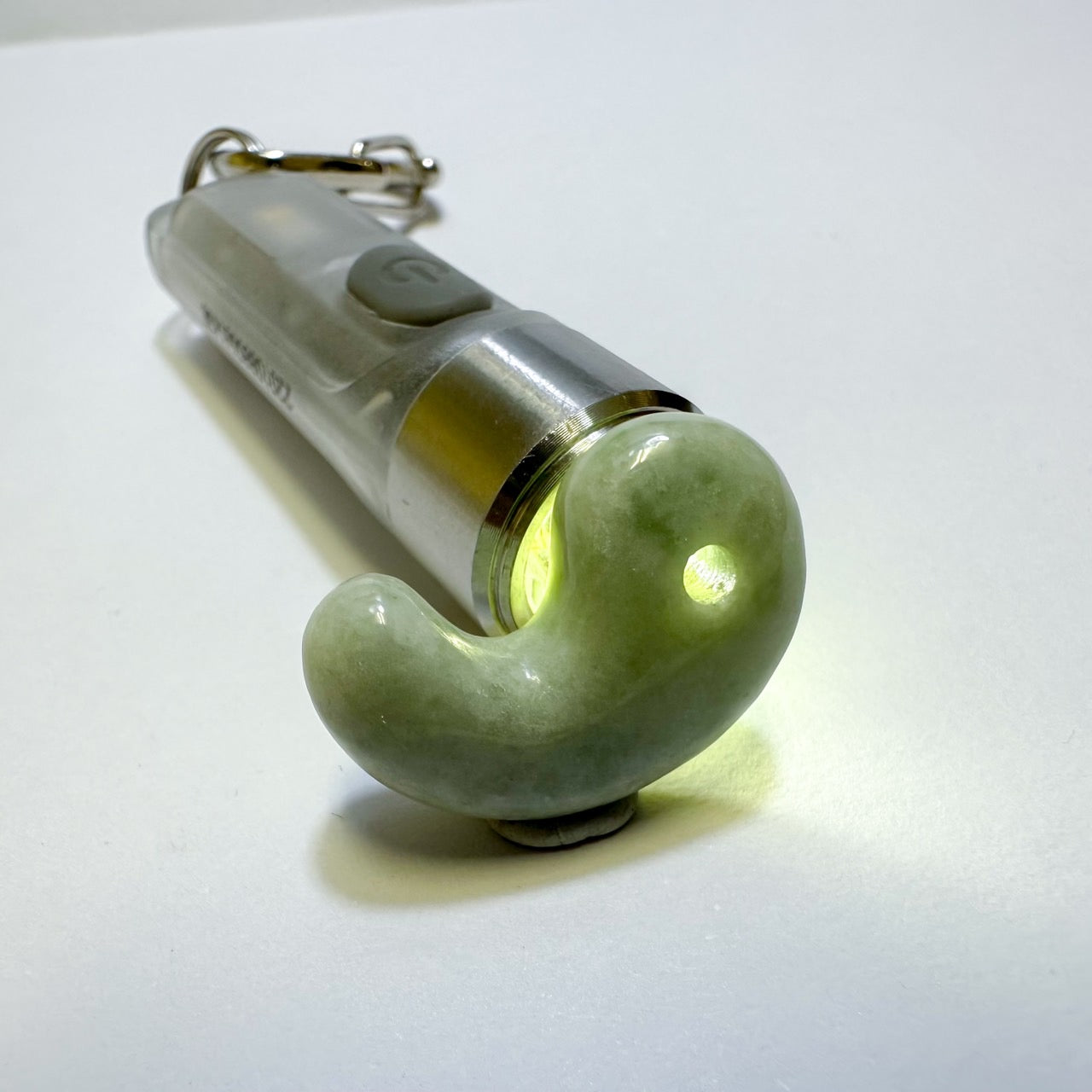 [国石]　糸魚川翡翠8A　(緑・氷翡翠)／勾玉　約22mm   [証明書付き]