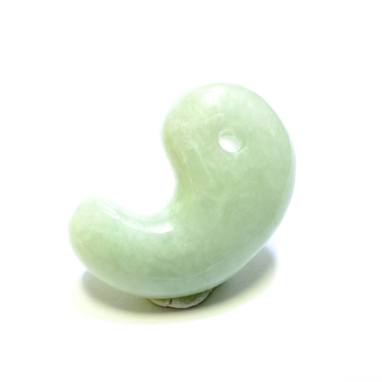 [国石]　糸魚川翡翠　最高級　(緑・氷翡翠)／勾玉　約22mm   [証明書付き]